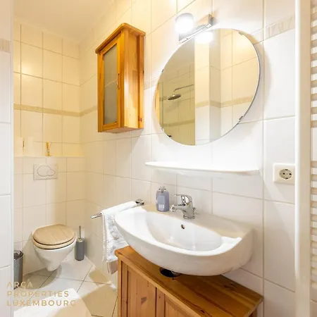 Bright Modern 1 Bedroom With Private Parking *